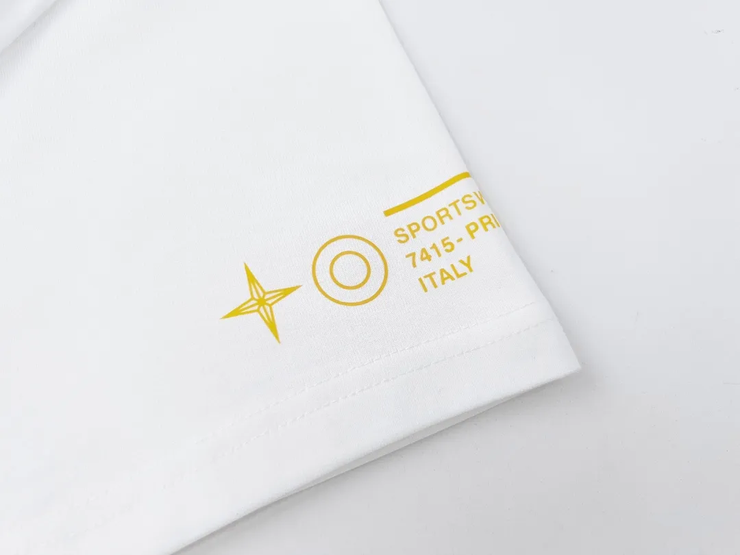 W621#P110💰 [Stone lsland/Stone Island summer new short-sleeved T-shirt with flame compass print on the chest] ⚠️[Original creation with high control of details] - Made of 260 grams of combed cotton with 32-count double yarn, soft and comfortable to the touch, sweat-absorbent and breathable. - Simple, basic and versatile style, original quality, the first choice for couples. - Made in a large factory, four needles and five threads on the shoulder, neatly arranged, high quality workmanship. - Same style for men and women. Very versatile, one piece for everyone, details are clearly visible. Color: Black White Size: M L